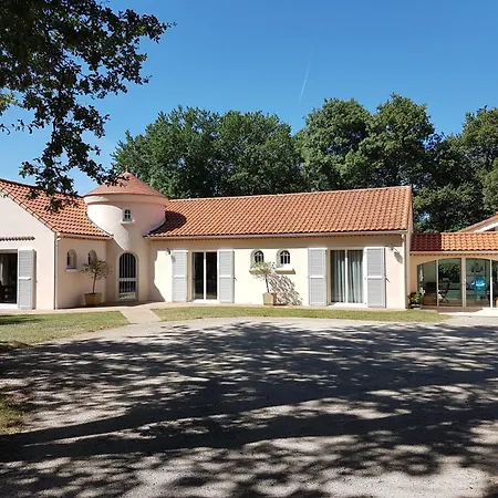 בית נופש Beau Soleil-piscine Chauffee Interieure Et Sauna Le Cellier