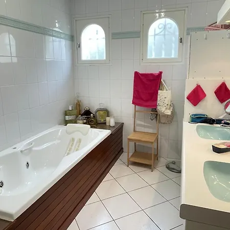 Beau Soleil-piscine Chauffee Interieure Et Sauna Le Cellier