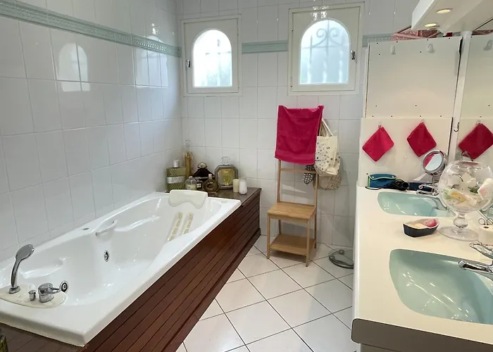 Beau Soleil-piscine Chauffee Interieure Et Sauna Le Cellier