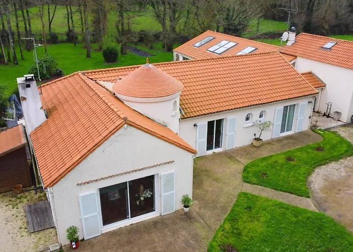 Beau Soleil-piscine Chauffee Interieure Et Sauna