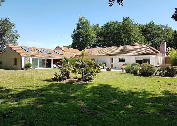 Beau Soleil-piscine Chauffee Interieure Et Sauna Le Cellier
