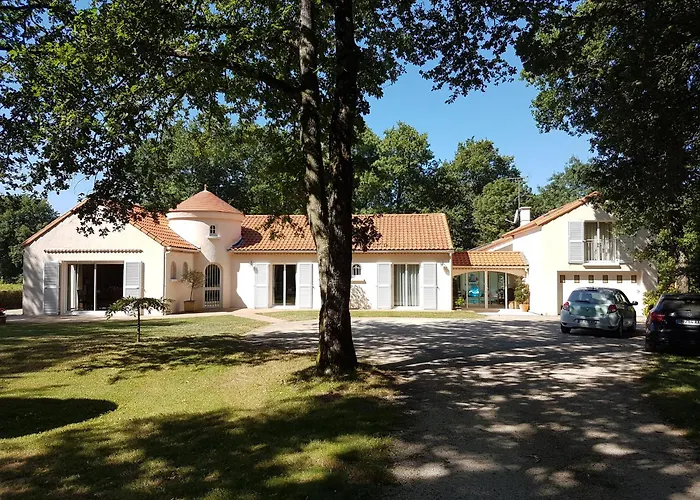 Beau Soleil-piscine Chauffee Interieure Et Sauna Casa de Férias